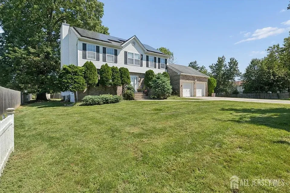 4 bed, 2.5 bath, 2422 sqft, $5,000 — Photo 2