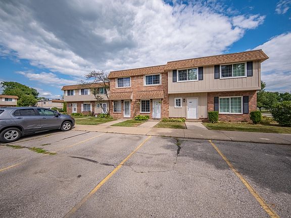 3rd image of 352 Riverbend Dr