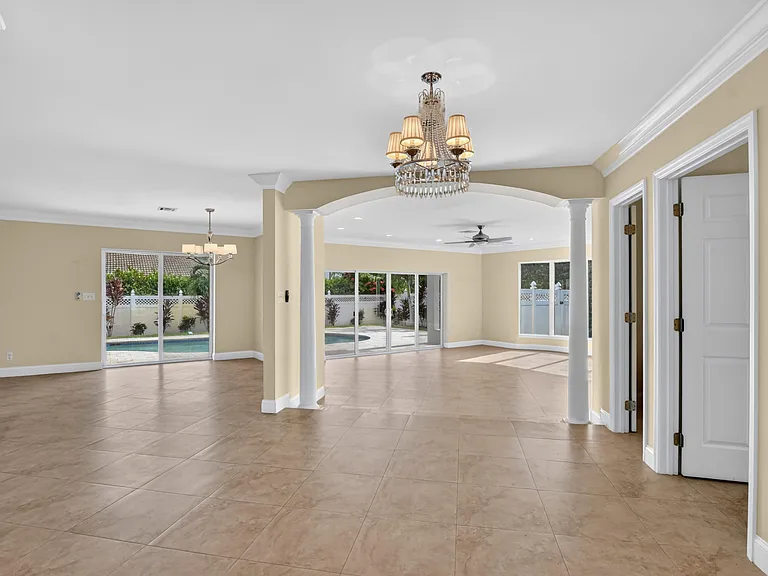 899 Granada Dr — Photo 4
