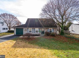 40 Tinsel Rd, Levittown, PA 19056
