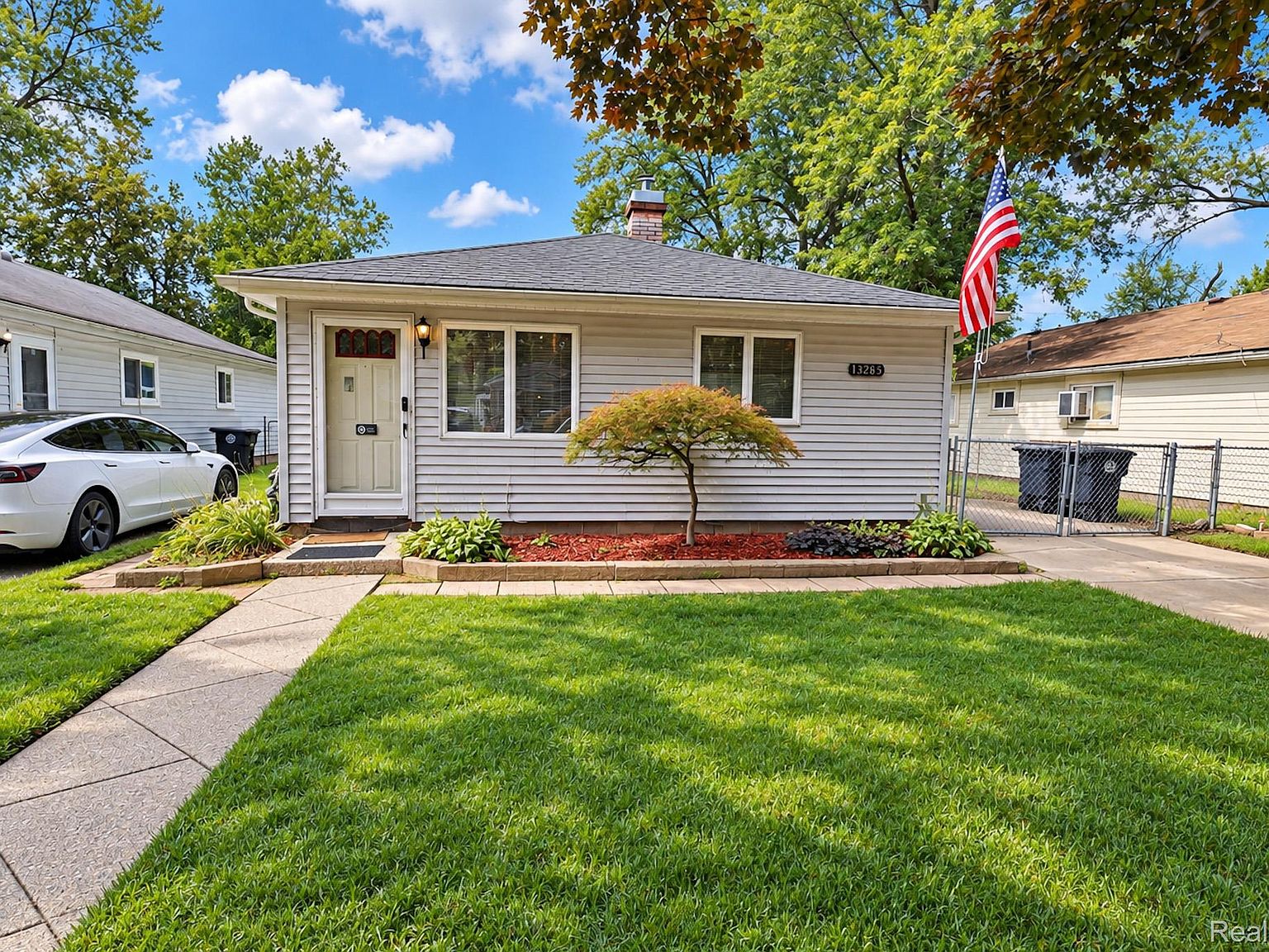 18285 Deering St, Livonia, MI 48152
