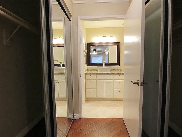 Villa De Adel Apts — Photo 196