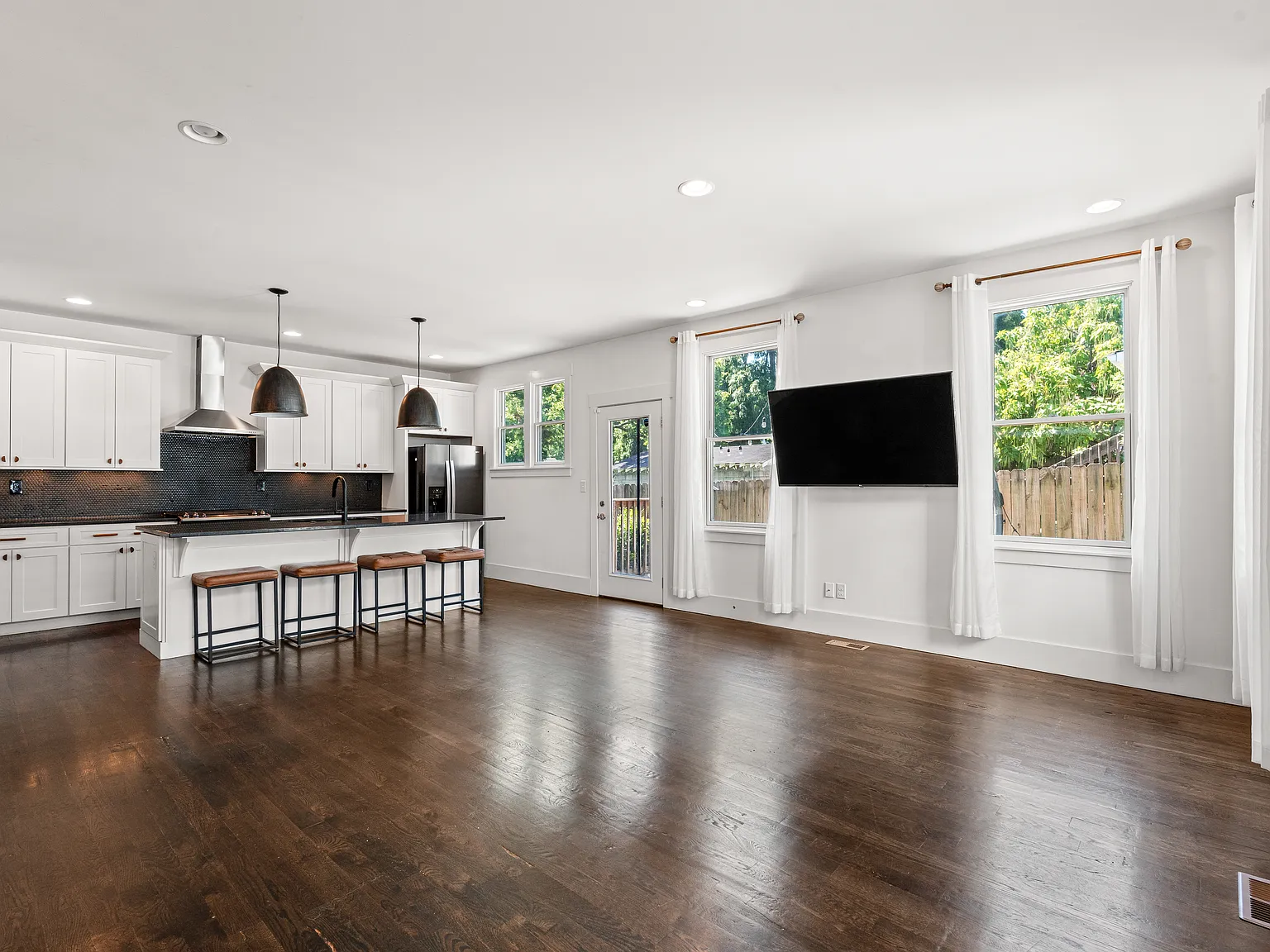 3 bed, 2.5 bath, 1963 sqft, $3,300 — Photo 1