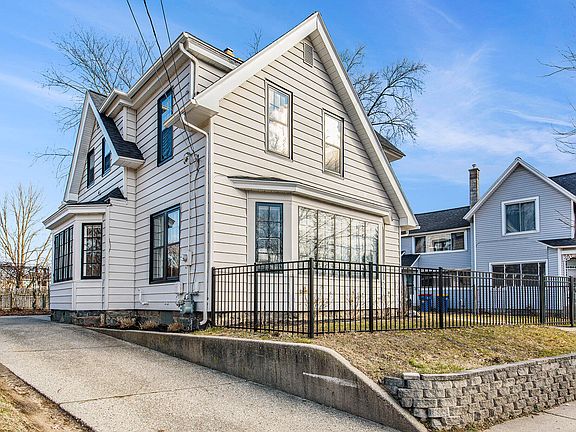 2nd image of 837 Lake Dr SE