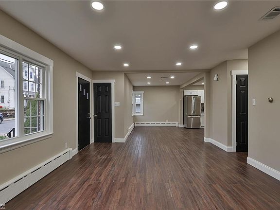 4th image of 106 W 27th St