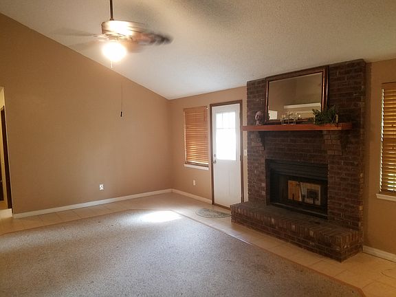       FAMILY ROOM  22' x 17'