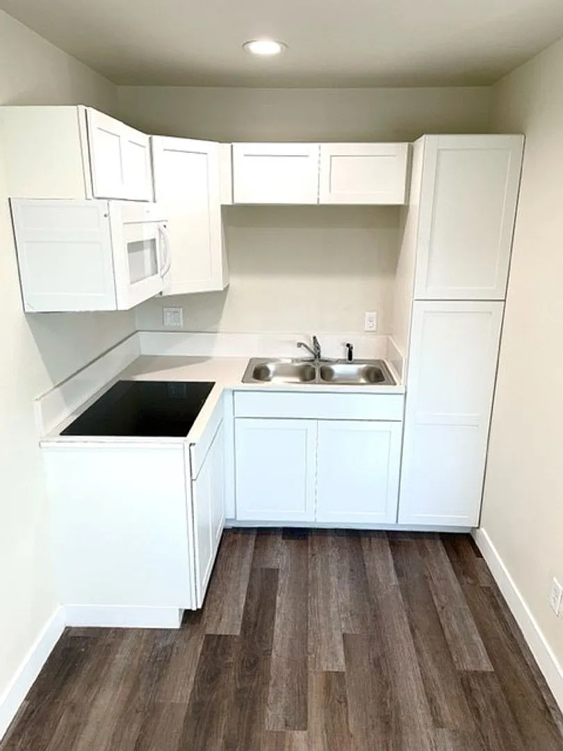 Jefferson West - 1 BR/1 BA Newly Renovated Apartment! — Photo 4