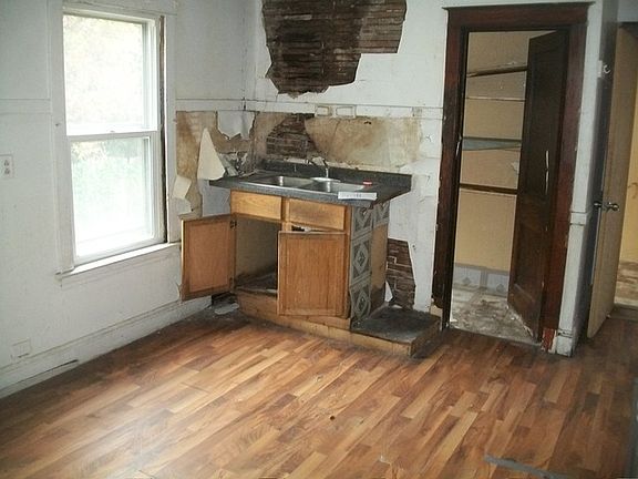 4th image of 204 27th Ave