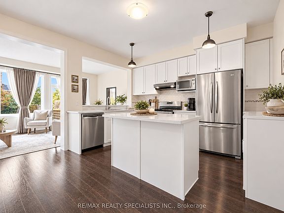 3rd image of 92 Hanson Cres