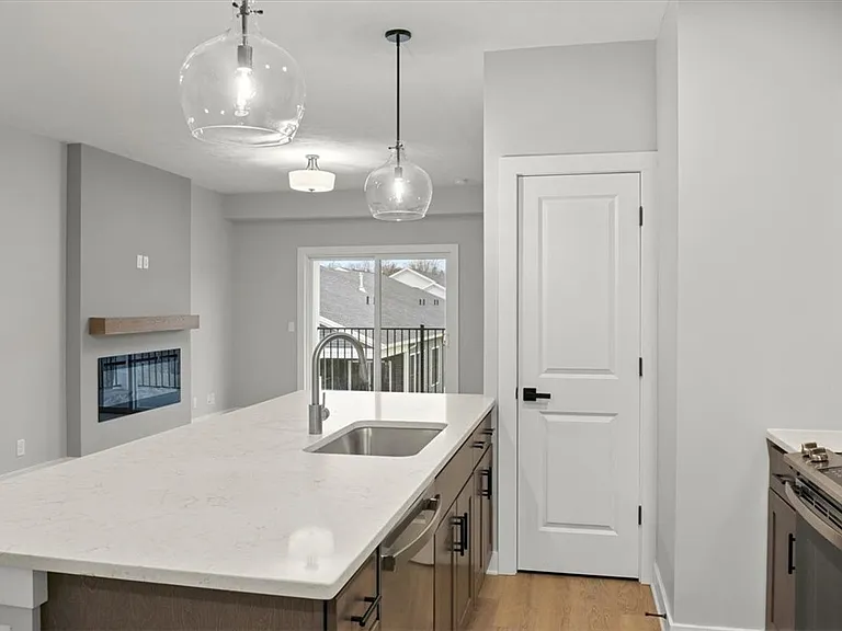 1155 Marina Pkwy — Photo 7