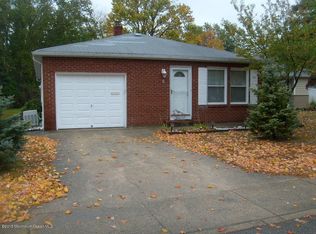 5 Roseau Ct, Toms River, NJ 08757