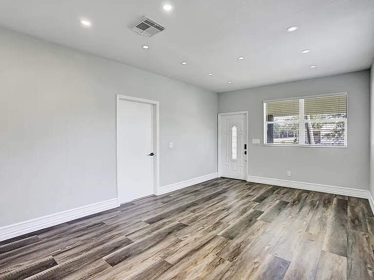 724 SW 9th St — Photo 11