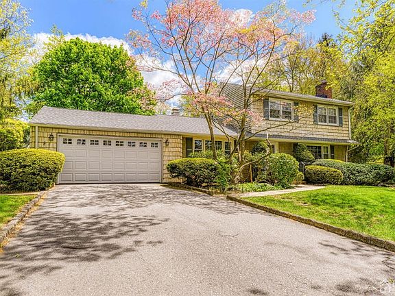 2nd image of 11 Dogwood Ct
