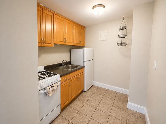 4th image of 217 Newbury St APT 5