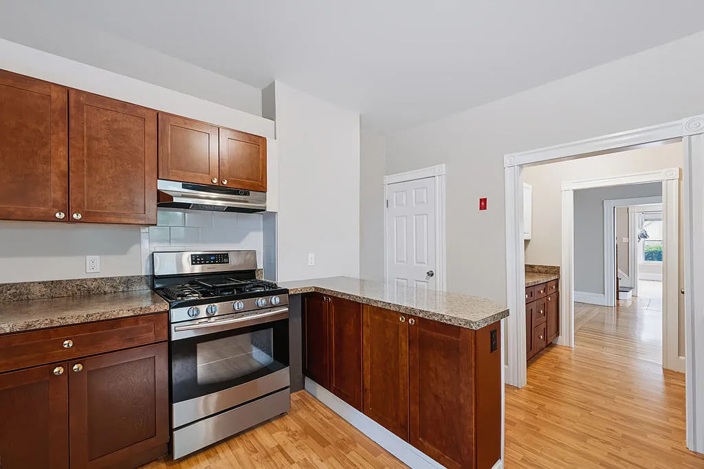 3 bed, 1.5 bath, 1300 sqft, $4,000 — Photo 3