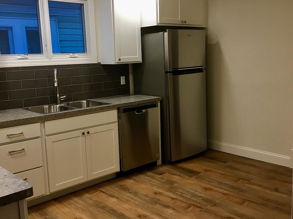 Completely renovated eat-in kitchen