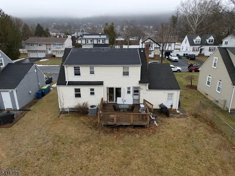 585 Mountainview Dr — Photo 3