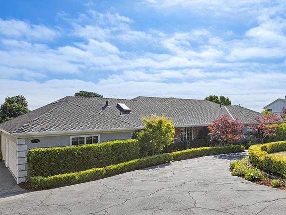 3rd image of 995 Woodland Dr