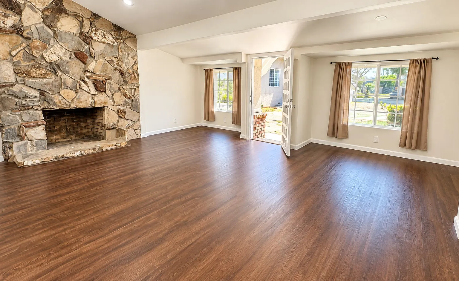 4 bed, 2100 sqft, $3,850 — Photo 2