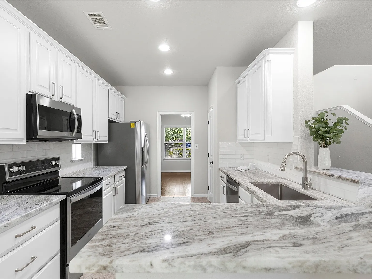 4 bed, 2.5 bath, 2675 sqft, $2,699 — Photo 4