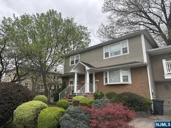 22 Garners Ln, Elmwood Park, NJ 07407