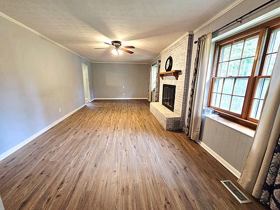 4th image of 205 Brookwood Cir