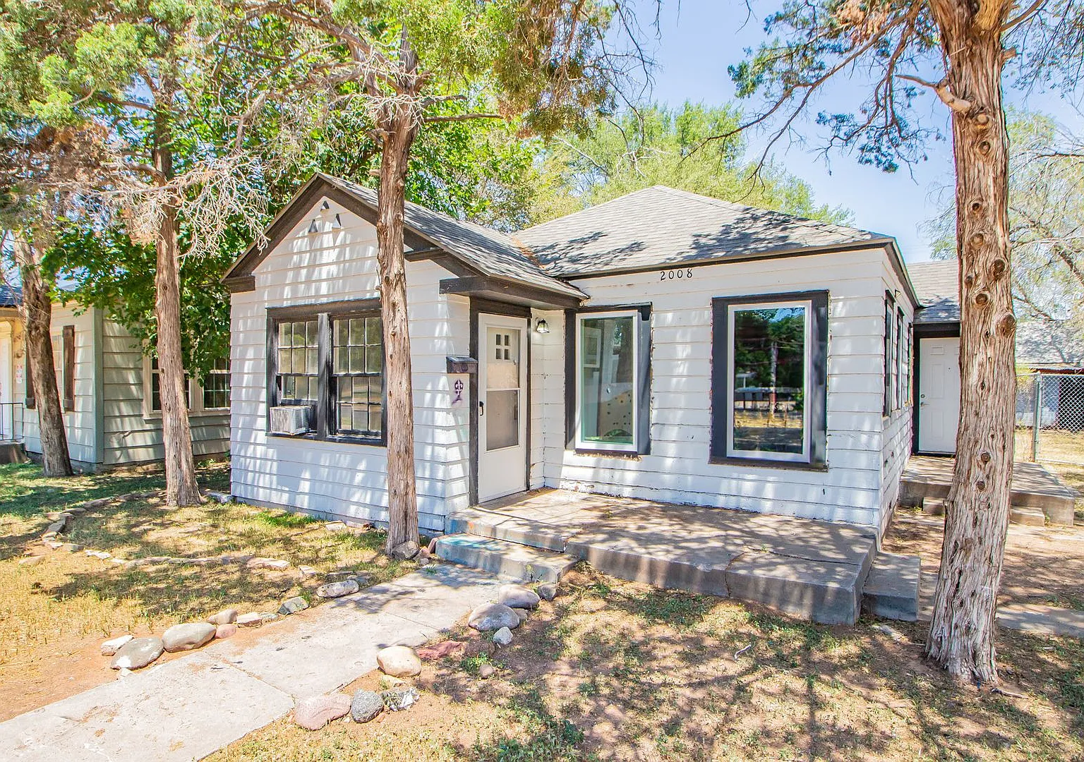 Updated 2 bed 1 bath house — Photo 1