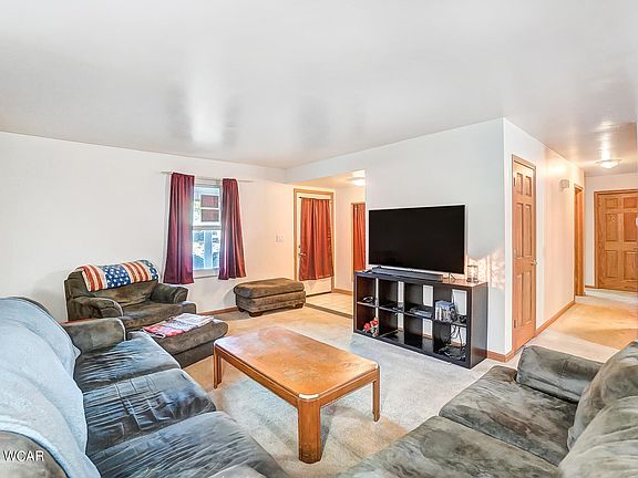 4th image of 966 Crestwood Dr