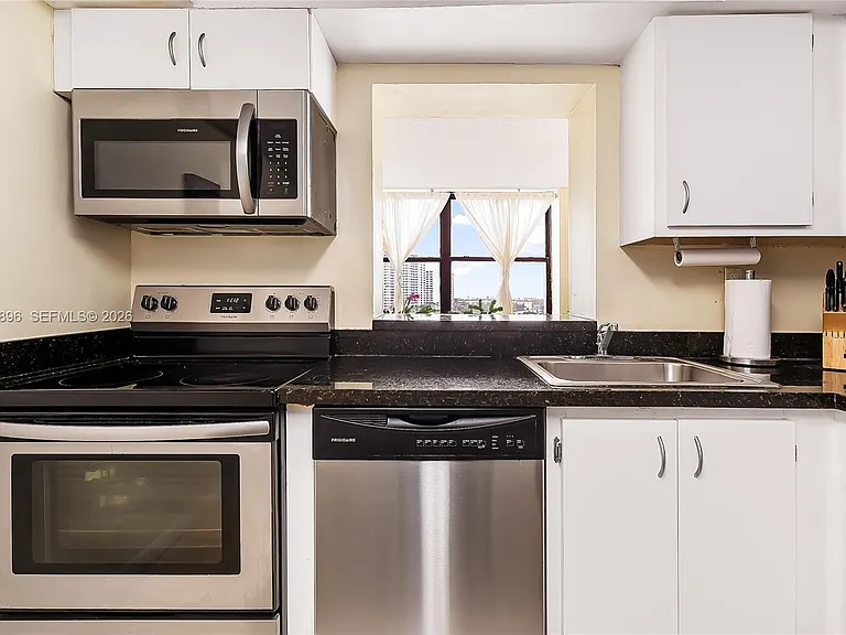 800 Parkview Dr #901 — Photo 20