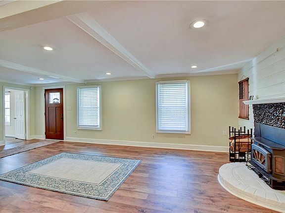 4th image of 845 Indian Creek Rd