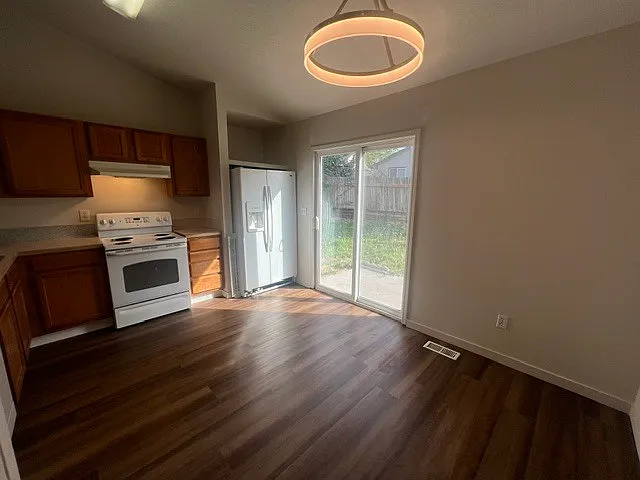 3 bed, 2.0 bath, 1180 sqft, $2,200 — Photo 3