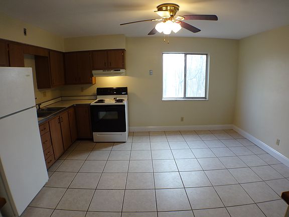 4th image of 107 Estes Ave