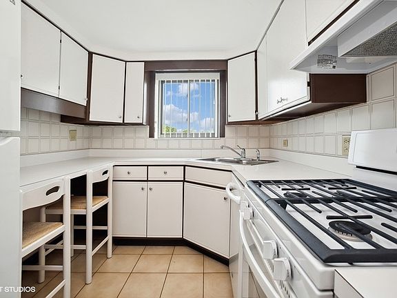 4th image of 1460 Fairlane Dr APT 520