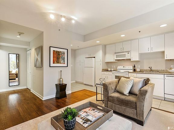 4th image of 260 King St Unit 267