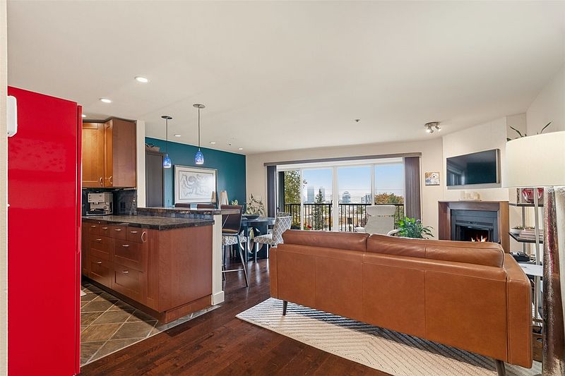 4th image of 511 E Roy Street #409