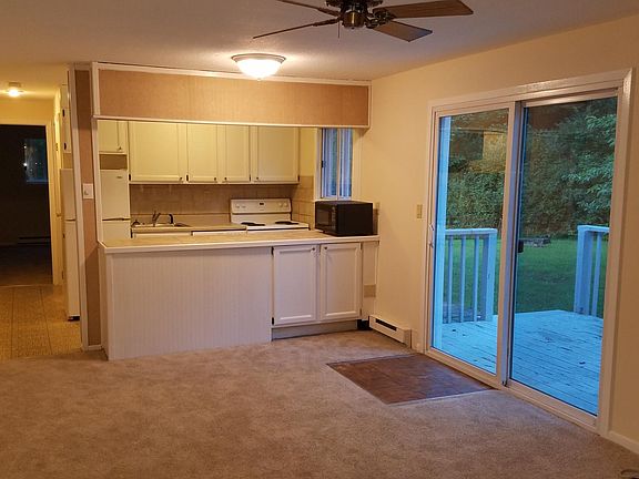 Kitchen (new paint, new carpet too!)