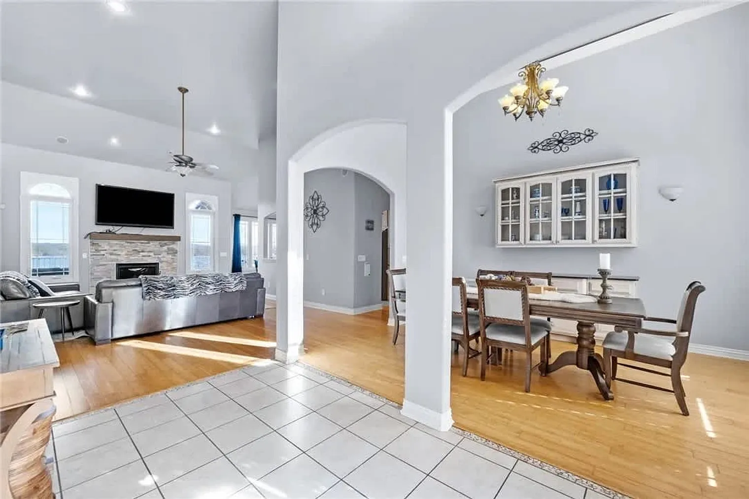 5 bed, 4.0 bath, 3993 sqft, $8,483 — Photo 3