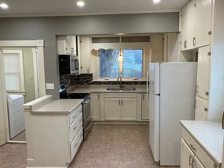 406 Robbins St — Photo 5