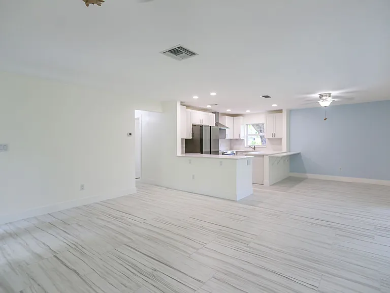 225 Georgetown Blvd — Photo 21