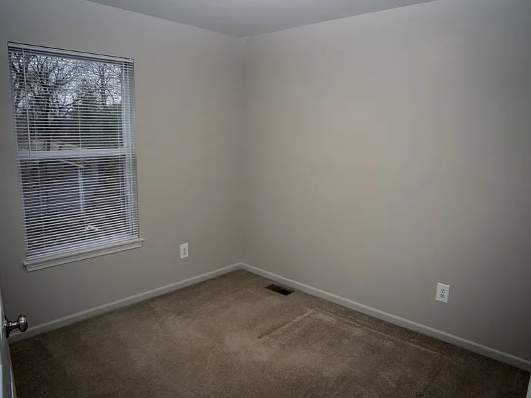 484 Waverly Cmns — Photo 4