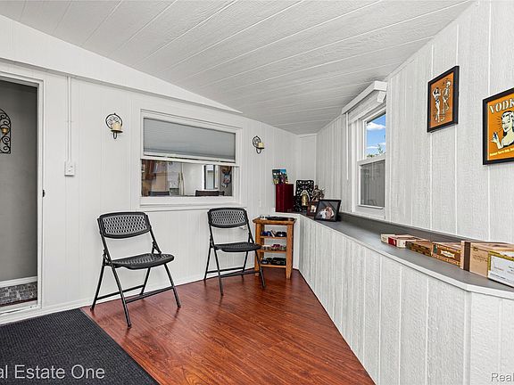 4th image of 42735 Utica Rd