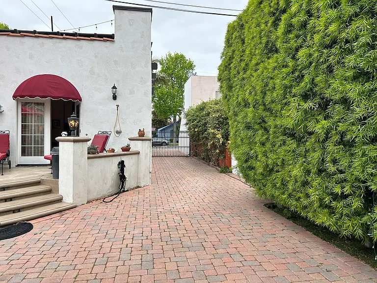 3326 E Vista St — Photo 2