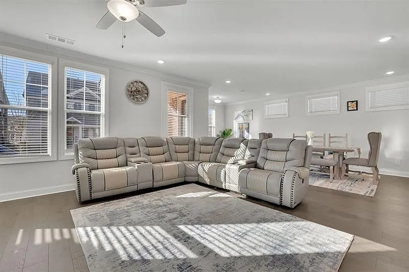 4 bed, 3.0 bath, 2502 sqft, $3,500 — Photo 4