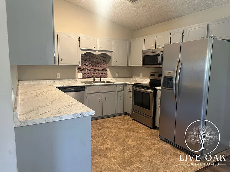 997 Ridgeland Dr — Photo 3