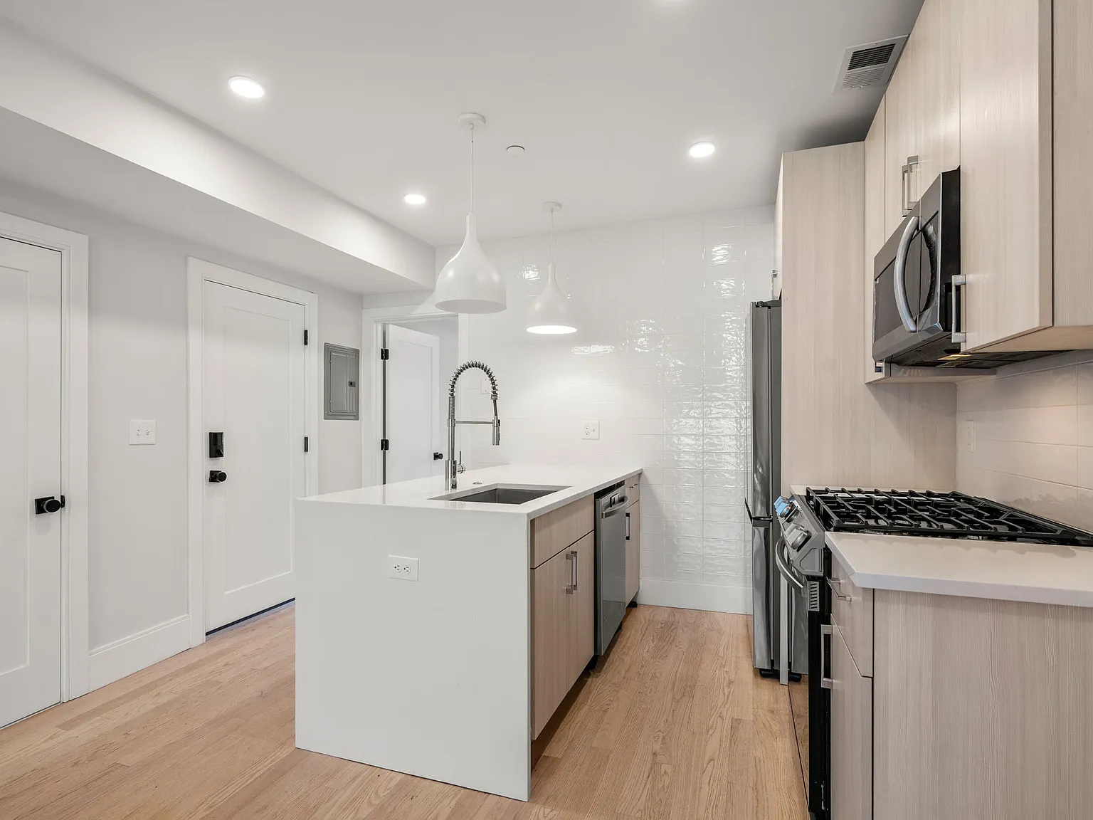 2 bed, 900 sqft, $3,200 — Photo 4