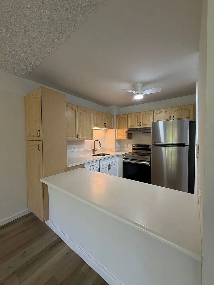Newly Renovated! Spacious 1 Bed 1 Bath 1 Parking in Kukui Plaza! — Photo 2