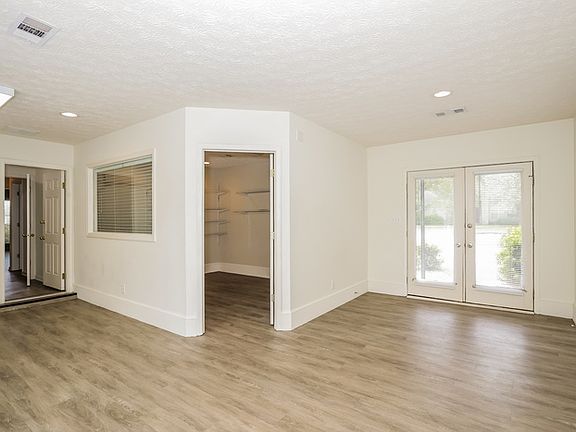 4th image of 985 Autumn Ridge Rd