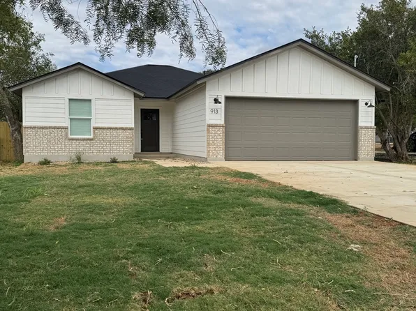 913 Olive St, Jourdanton, TX 78026