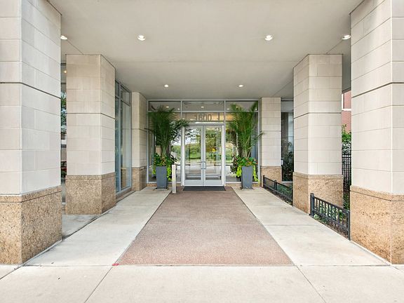 3rd image of 1600 S Prairie Ave #1110
