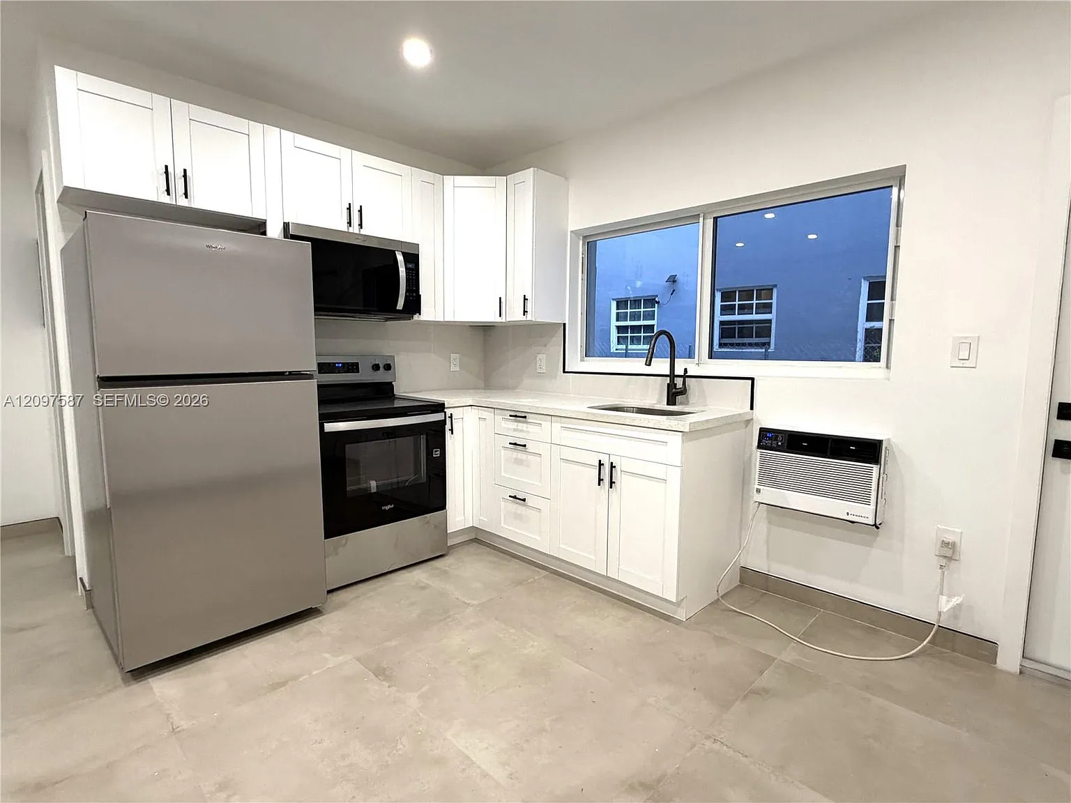 1235 Normandy Dr — Photo 4